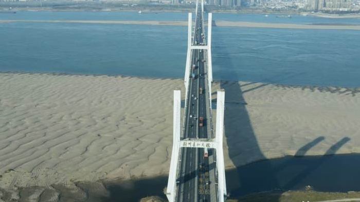 震撼湖北荆州长江大桥晴朗天气车流风景移动