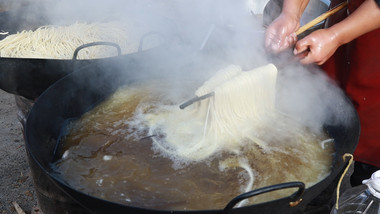 实拍苏北传统街头制作油炸小零食馓子