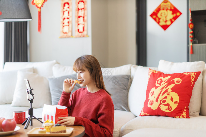 新年春节居家原地过年女生吃鸡腿图片