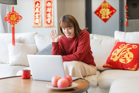 新年春节居家女生对着电脑家人问候