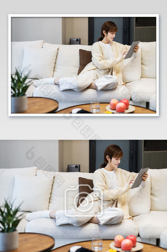 居家女性沙发上休闲放松玩平板图片