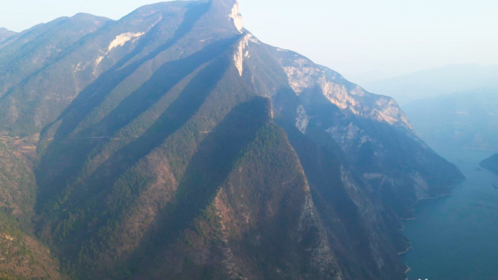 4K航拍三峡之巅宏伟大山