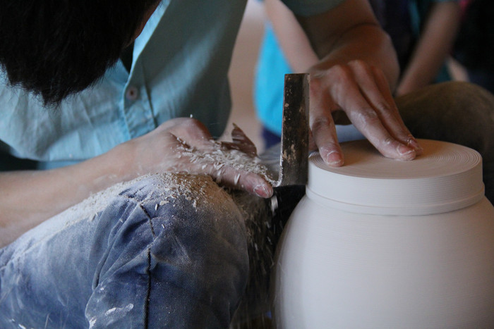 瓷器制作工匠景德镇毛坯刮平陶瓷图片