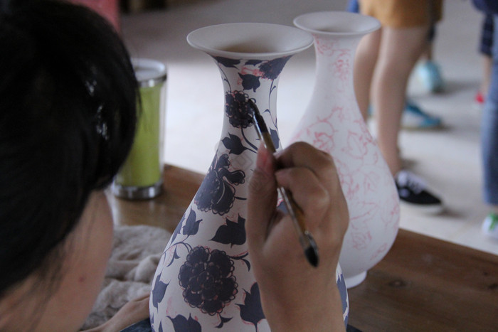 瓷器制作工匠景德镇描绘画画花纹青花图片