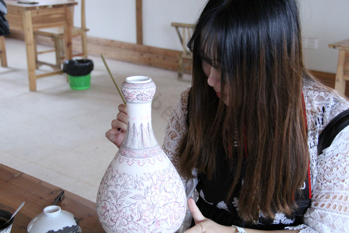 瓷器制作工匠景德镇描绘画画花纹青花教室图片