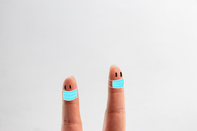 戴口罩两个手指朋友摄影图