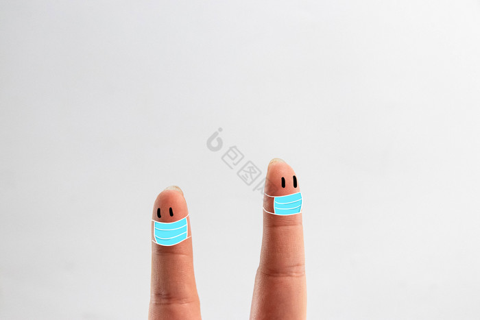 戴口罩两个手指朋友摄影图图片