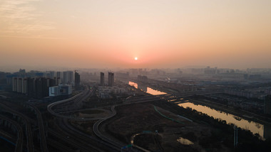 高清延时拍摄铁路前景下的太阳升起