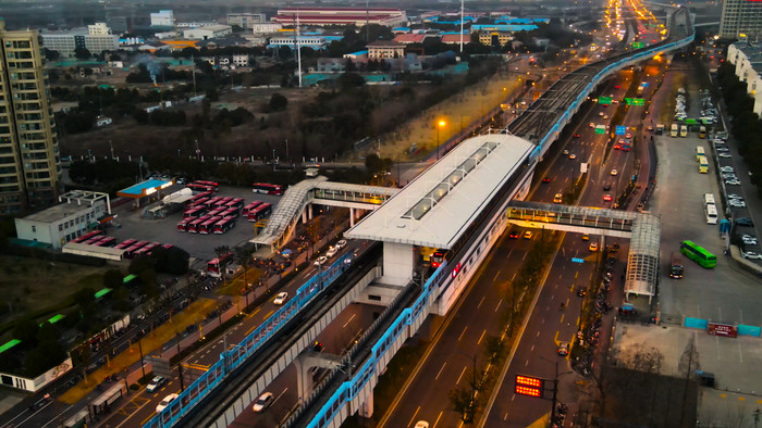 4k航拍地铁进站城际轻轨交通工具