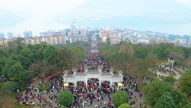 4K万人登梯爬山庆祝新年到来