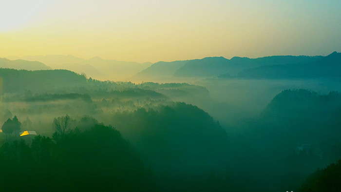4K航拍清晨唯美山林云雾缭绕视频素材