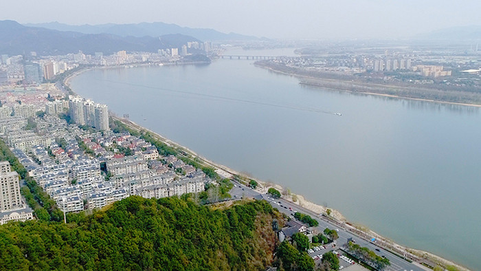 航拍杭州市富阳区富春江两岸的景色