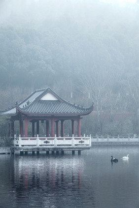 大雾中的山水古亭