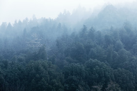 云雾中连绵山脉大山