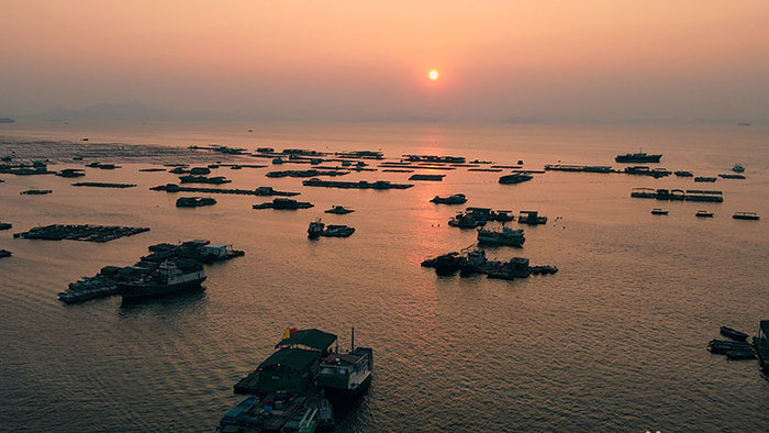 海边渔船落日夕阳余晖青橙色调航拍