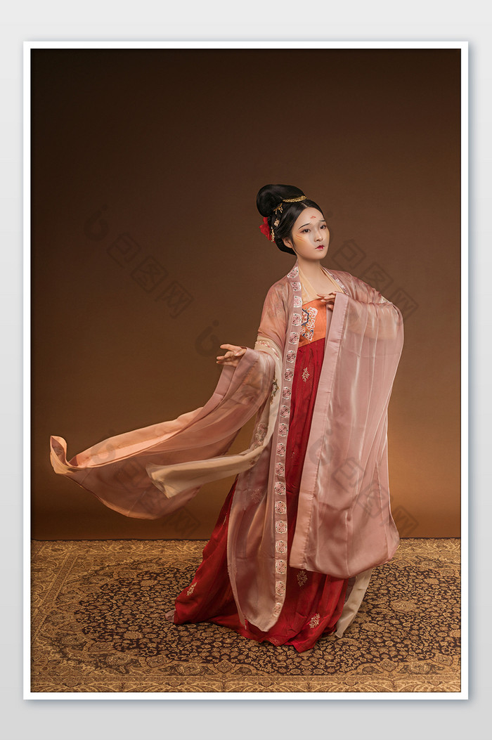 包图网提供精美好看的唐朝汉服仕女妆美女挥袖素材免费下载,本次作品