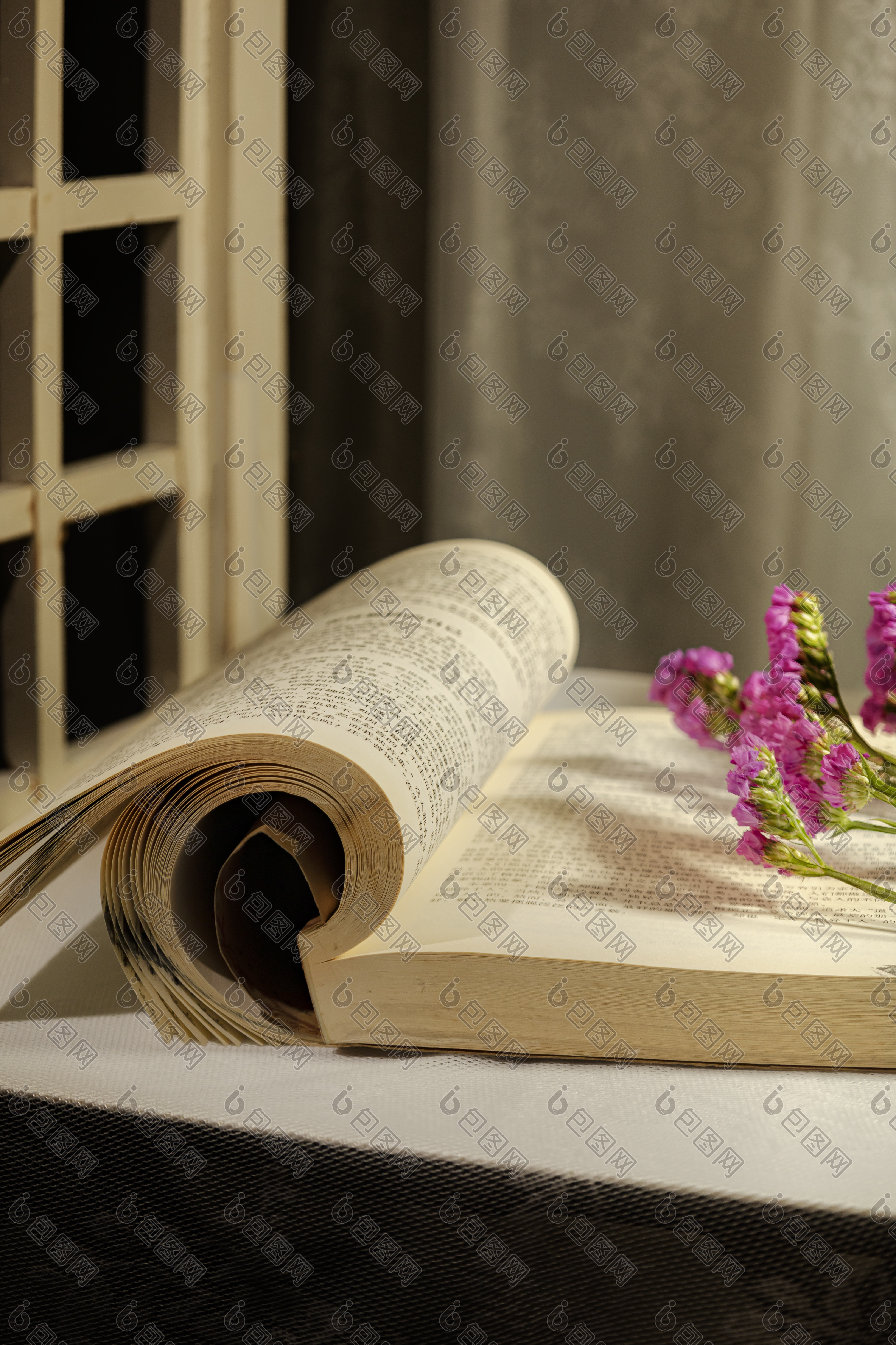 世界读书日晚上看书的场景素材-包图网