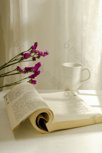 世界读书日早上阳光照射的的书桌