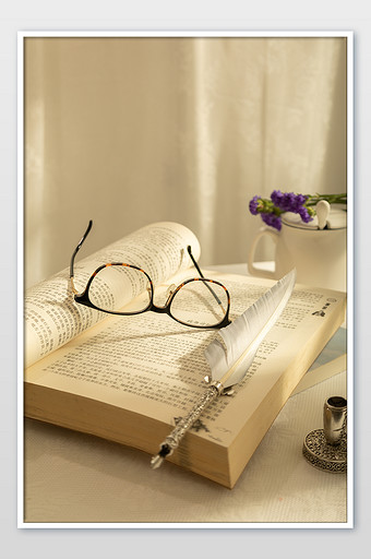 世界读书日 桌面书本笔 眼镜 文具
