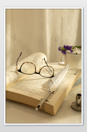 世界读书日 桌面书本笔 眼镜 文具图片