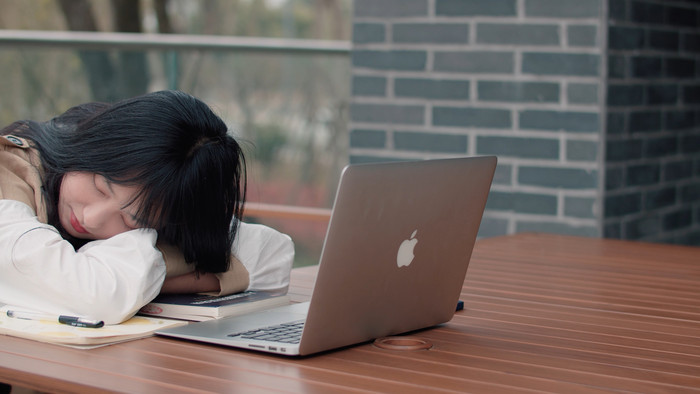 4k实拍女学生趴在桌子上睡觉视频素材