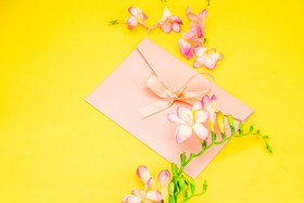 花朵装饰粉色信封
