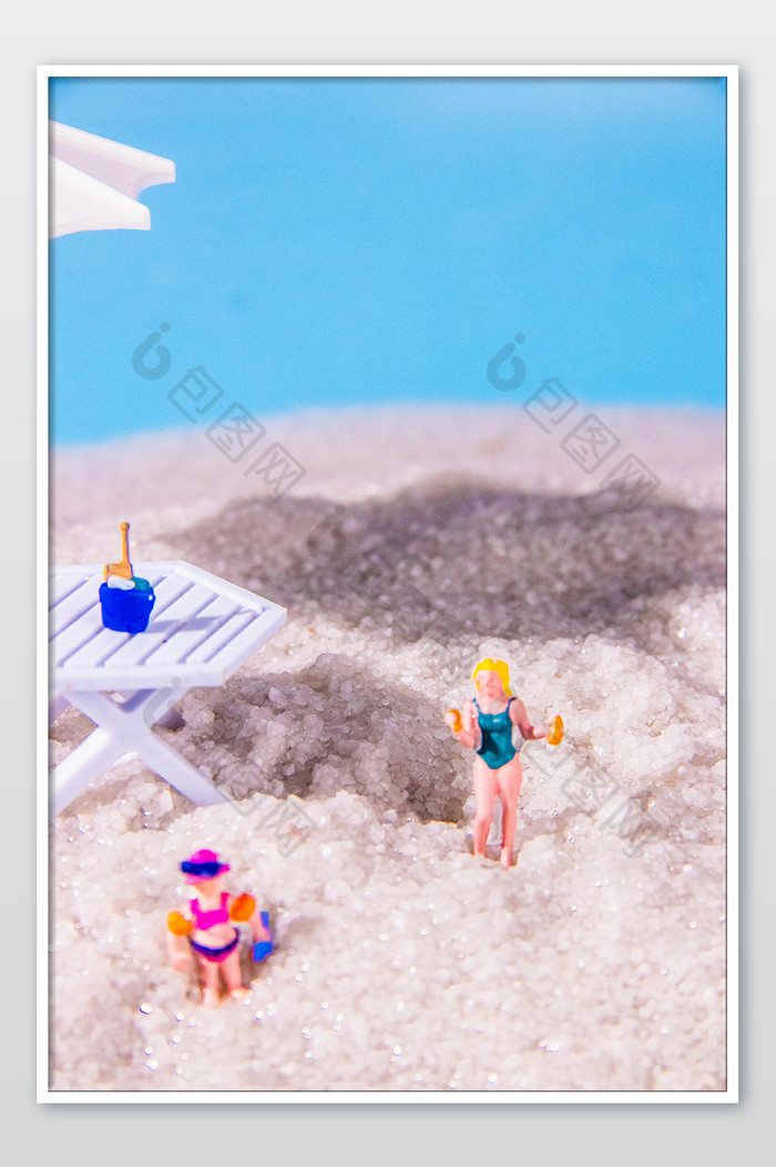 沙滩度假小人摄影图图片图片