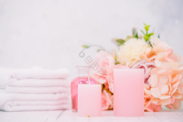 粉色香薰蜡烛和鲜花图片