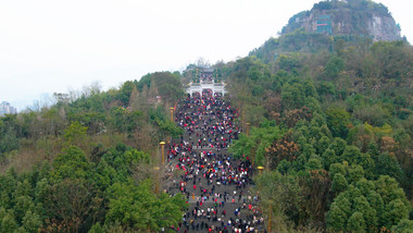 4K航拍爬山登山人群人居环境