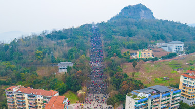 4K延时航拍天下第一梯4A景区人群爬山