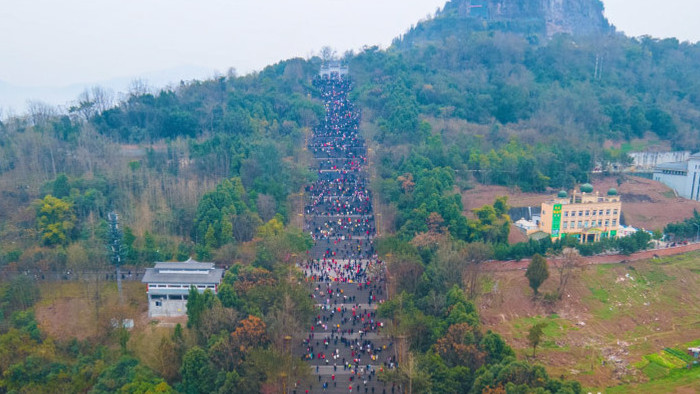 4K延时航拍天下第一梯4A景区人群爬山