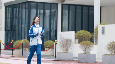 4k女学生在校园内奔跑实拍