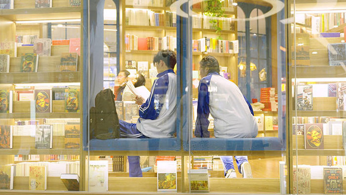 4k在图书馆书店看书交流的高中生实拍