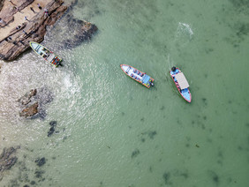 海边游船风景摄影图片