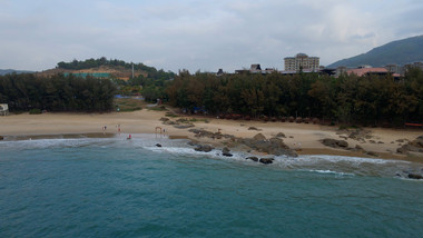 海南三亚海边沙滩航拍人群