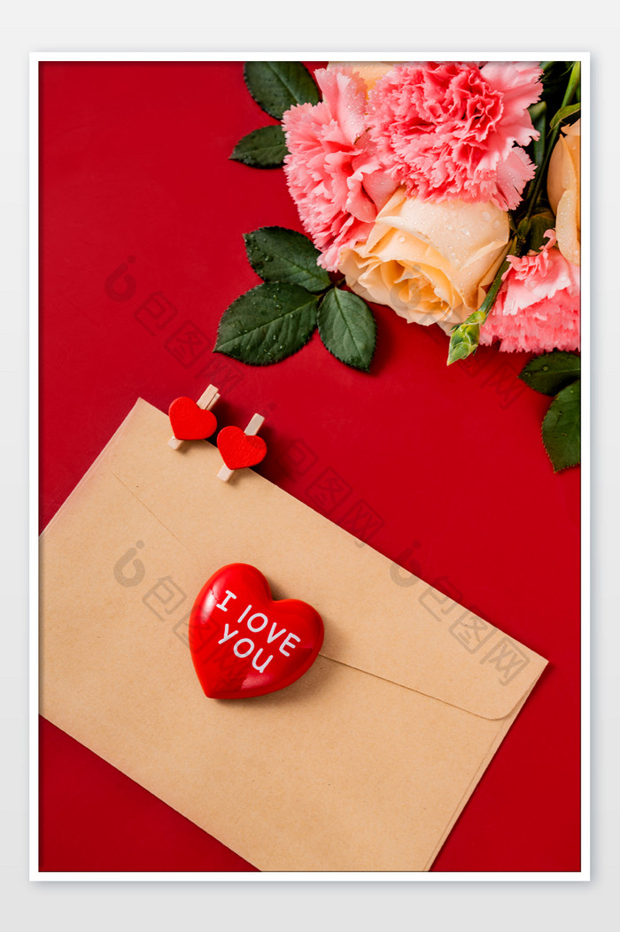 红色鲜花信封礼物摄影图