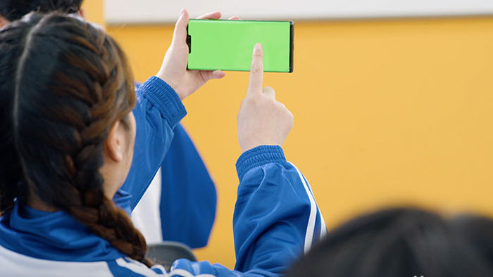 4k学生拿绿屏手机拍摄黑板