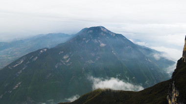 4K航拍长江三峡之巅风景区云雾缭绕