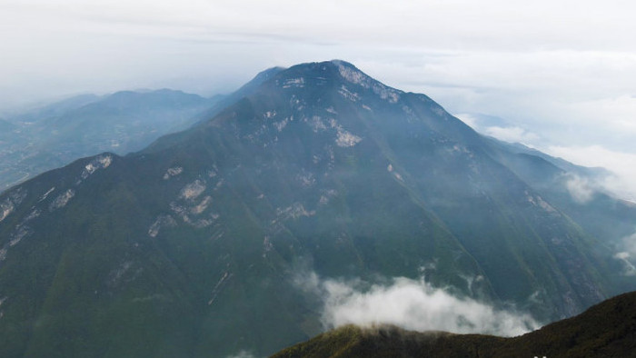 4K航拍长江三峡之巅风景区云雾缭绕