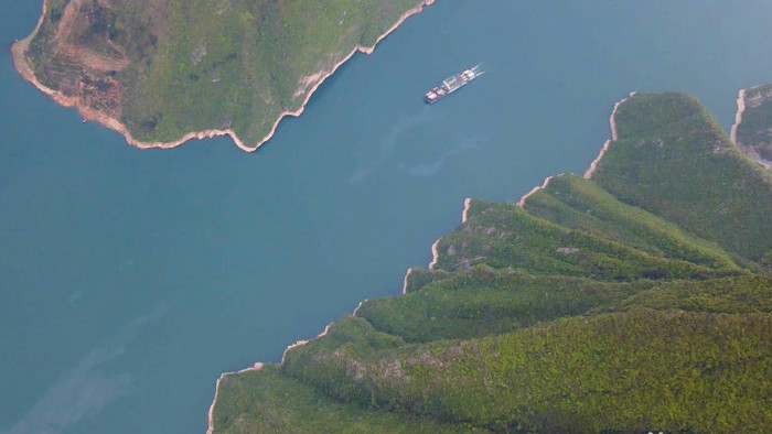 4K航拍长江三峡轮船驶过巍峨两岸
