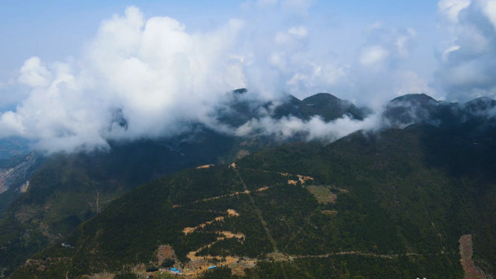 4K航拍巍峨大山公路蓝天白云山路崎岖