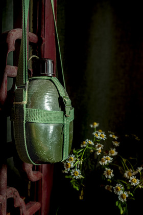 军用素材 摄影元素红色的记忆 老旧的水壶