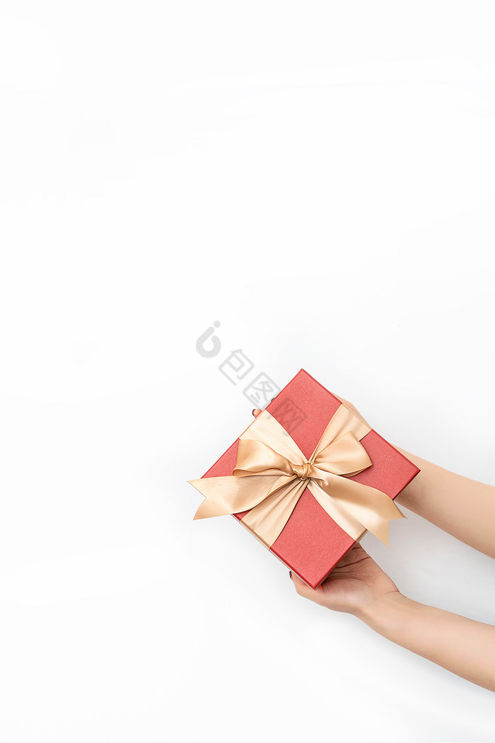 礼物送礼手势红色礼盒白色背景图片