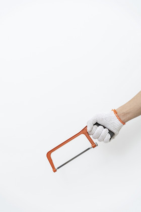 劳动节手拿劳动工具铁锯