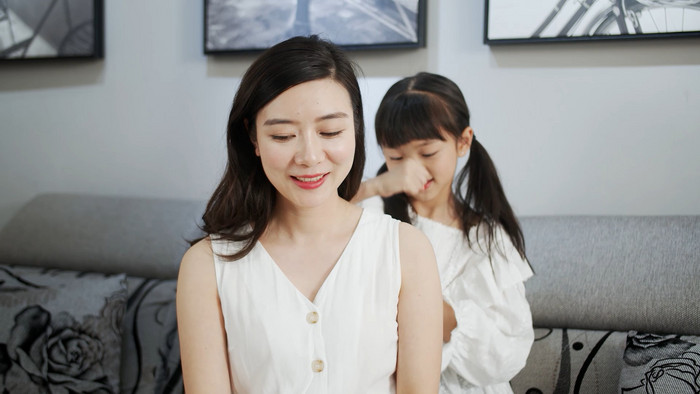 4k实拍女儿给劳累的妈妈捶背