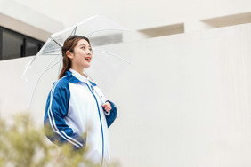 校园生活女高中生雨天持伞