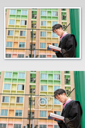 校园生活男大学生背靠球杆看书