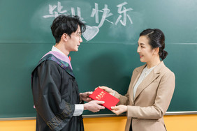 校园生活老师给男学生颁发证书