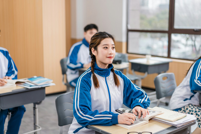 校园生活女学生上课听讲图片