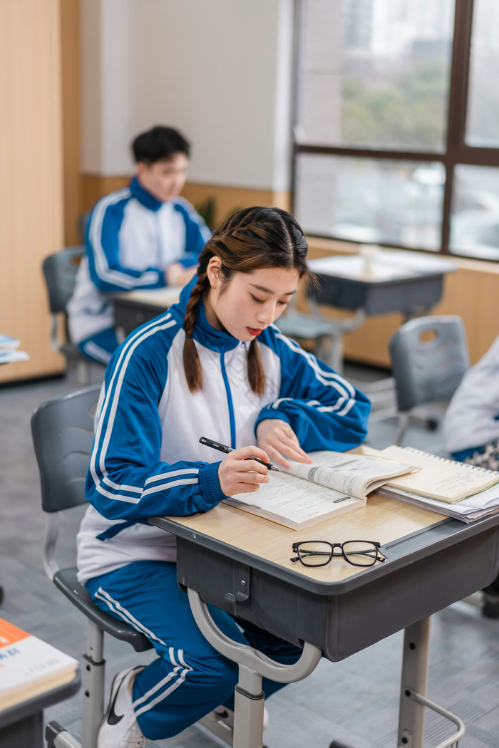 校园生活女学生上课做题图片